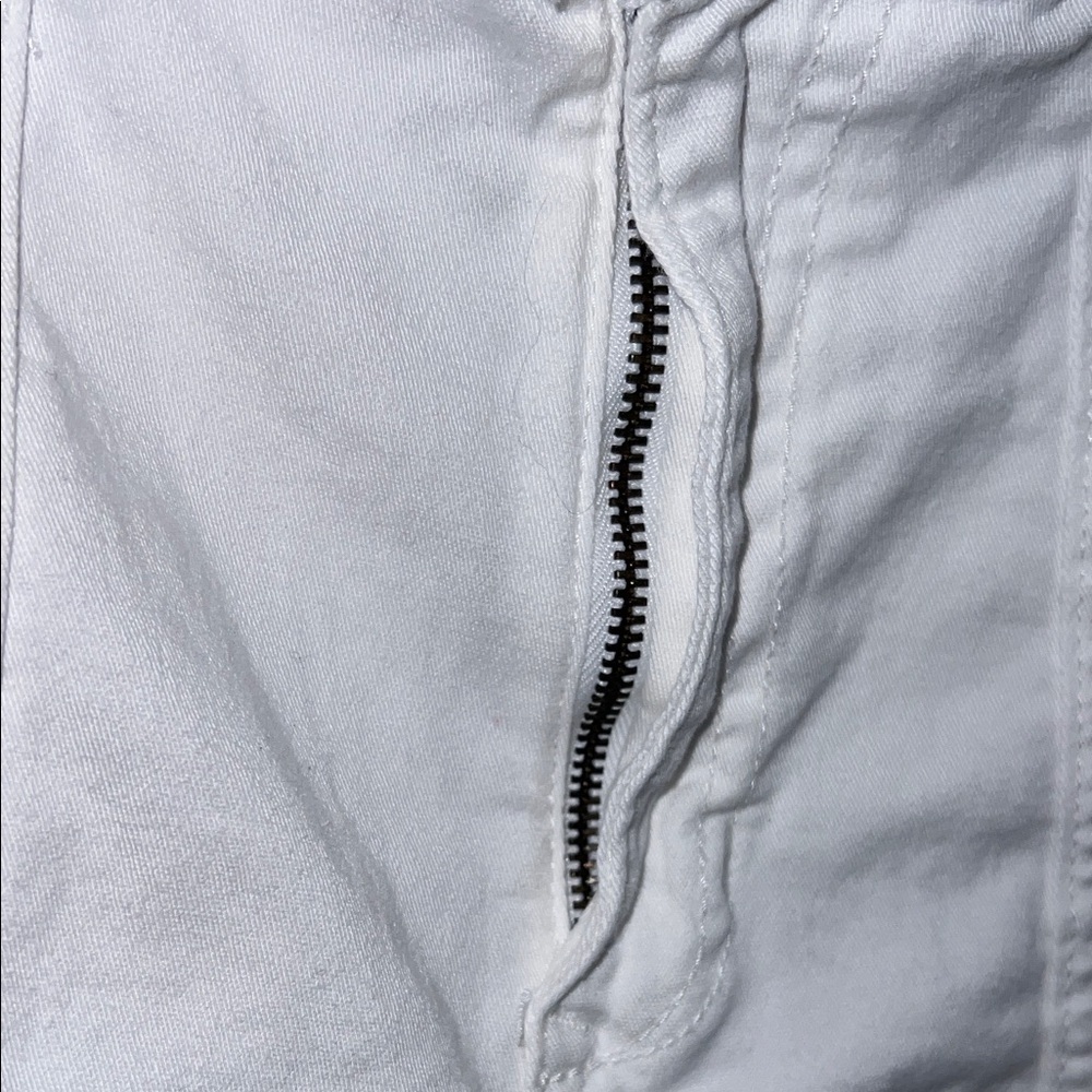 Gloria Vanderbilt Women's Classic White Bermudas - Picture 7 of 7